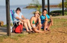 Foto de la galería: El 1er dia del año siguió la celebración en modo playa, sol y rio en Costa Sur