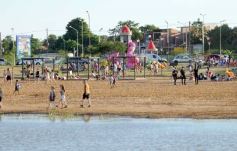 Foto de la galería: El 1er dia del año siguió la celebración en modo playa, sol y rio en Costa Sur