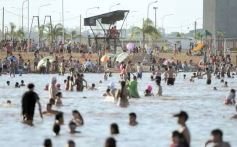 Foto de la galería: El 1er dia del año siguió la celebración en modo playa, sol y rio en Costa Sur