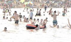 Foto de la galería: El 1er dia del año siguió la celebración en modo playa, sol y rio en Costa Sur