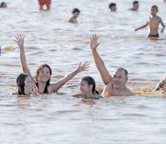 Foto de la galería: El 1er dia del año siguió la celebración en modo playa, sol y rio en Costa Sur