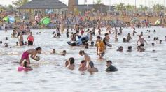 Foto de la galería: El 1er dia del año siguió la celebración en modo playa, sol y rio en Costa Sur