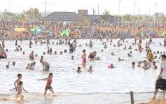 Foto de la galería: El 1er dia del año siguió la celebración en modo playa, sol y rio en Costa Sur