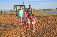 Foto de la galería: El 1er dia del año siguió la celebración en modo playa, sol y rio en Costa Sur