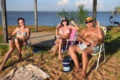 Foto de la galería: El 1er dia del año siguió la celebración en modo playa, sol y rio en Costa Sur