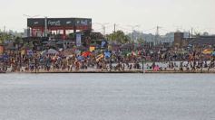 Foto de la galería: El 1er dia del año siguió la celebración en modo playa, sol y rio en Costa Sur