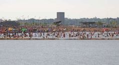 Foto de la galería: El 1er dia del año siguió la celebración en modo playa, sol y rio en Costa Sur