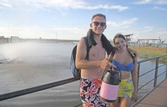 Foto de la galería: El 1er dia del año siguió la celebración en modo playa, sol y rio en Costa Sur