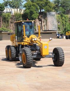 Foto de la galería: El Gobierno Provincial entregó maquinaria vial destinada a 10 Municipios en Posadas
