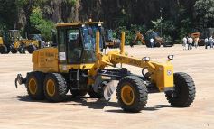 Foto de la galería: El Gobierno Provincial entregó maquinaria vial destinada a 10 Municipios en Posadas