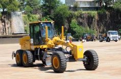 Foto de la galería: El Gobierno Provincial entregó maquinaria vial destinada a 10 Municipios en Posadas