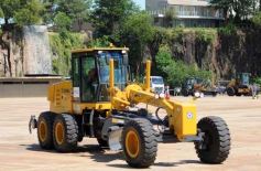 Foto de la galería: El Gobierno Provincial entregó maquinaria vial destinada a 10 Municipios en Posadas