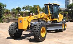 Foto de la galería: El Gobierno Provincial entregó maquinaria vial destinada a 10 Municipios en Posadas