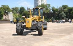 Foto de la galería: El Gobierno Provincial entregó maquinaria vial destinada a 10 Municipios en Posadas