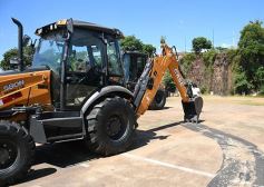 Foto de la galería: El Gobierno Provincial entregó maquinaria vial destinada a 10 Municipios en Posadas