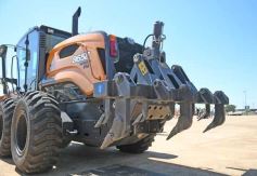 Foto de la galería: El Gobierno Provincial entregó maquinaria vial destinada a 10 Municipios en Posadas