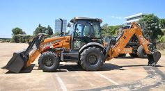 Foto de la galería: El Gobierno Provincial entregó maquinaria vial destinada a 10 Municipios en Posadas