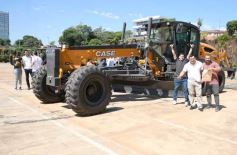 Foto de la galería: El Gobierno Provincial entregó maquinaria vial destinada a 10 Municipios en Posadas