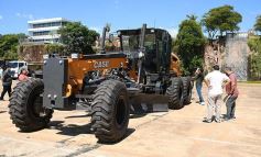 Foto de la galería: El Gobierno Provincial entregó maquinaria vial destinada a 10 Municipios en Posadas