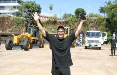 Foto de la galería: El Gobierno Provincial entregó maquinaria vial destinada a 10 Municipios en Posadas