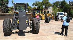 Foto de la galería: El Gobierno Provincial entregó maquinaria vial destinada a 10 Municipios en Posadas