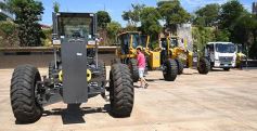 Foto de la galería: El Gobierno Provincial entregó maquinaria vial destinada a 10 Municipios en Posadas