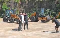 Foto de la galería: El Gobierno Provincial entregó maquinaria vial destinada a 10 Municipios en Posadas