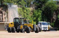 Foto de la galería: El Gobierno Provincial entregó maquinaria vial destinada a 10 Municipios en Posadas
