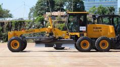 Foto de la galería: El Gobierno Provincial entregó maquinaria vial destinada a 10 Municipios en Posadas