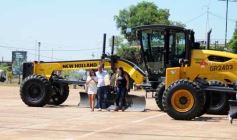 Foto de la galería: El Gobierno Provincial entregó maquinaria vial destinada a 10 Municipios en Posadas