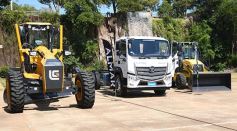 Foto de la galería: El Gobierno Provincial entregó maquinaria vial destinada a 10 Municipios en Posadas