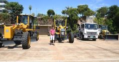Foto de la galería: El Gobierno Provincial entregó maquinaria vial destinada a 10 Municipios en Posadas