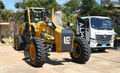 Foto de la galería: El Gobierno Provincial entregó maquinaria vial destinada a 10 Municipios en Posadas