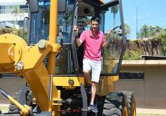 Foto de la galería: El Gobierno Provincial entregó maquinaria vial destinada a 10 Municipios en Posadas