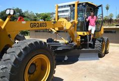 Foto de la galería: El Gobierno Provincial entregó maquinaria vial destinada a 10 Municipios en Posadas