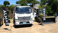 Foto de la galería: El Gobierno Provincial entregó maquinaria vial destinada a 10 Municipios en Posadas