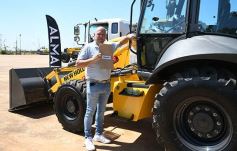 Foto de la galería: El Gobierno Provincial entregó maquinaria vial destinada a 10 Municipios en Posadas