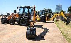 Foto de la galería: El Gobierno Provincial entregó maquinaria vial destinada a 10 Municipios en Posadas