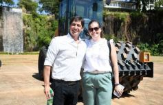 Foto de la galería: El Gobierno Provincial entregó maquinaria vial destinada a 10 Municipios en Posadas