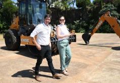 Foto de la galería: El Gobierno Provincial entregó maquinaria vial destinada a 10 Municipios en Posadas