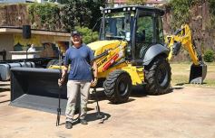 Foto de la galería: El Gobierno Provincial entregó maquinaria vial destinada a 10 Municipios en Posadas