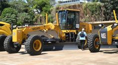 Foto de la galería: El Gobierno Provincial entregó maquinaria vial destinada a 10 Municipios en Posadas
