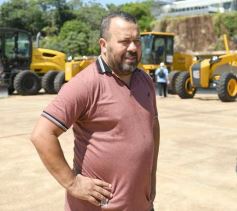 Foto de la galería: El Gobierno Provincial entregó maquinaria vial destinada a 10 Municipios en Posadas