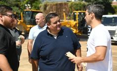 Foto de la galería: El Gobierno Provincial entregó maquinaria vial destinada a 10 Municipios en Posadas