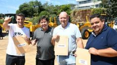 Foto de la galería: El Gobierno Provincial entregó maquinaria vial destinada a 10 Municipios en Posadas