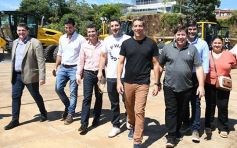 Foto de la galería: El Gobierno Provincial entregó maquinaria vial destinada a 10 Municipios en Posadas