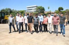 Foto de la galería: El Gobierno Provincial entregó maquinaria vial destinada a 10 Municipios en Posadas