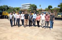 Foto de la galería: El Gobierno Provincial entregó maquinaria vial destinada a 10 Municipios en Posadas