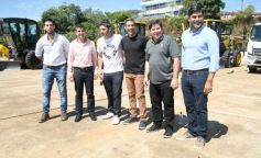 Foto de la galería: El Gobierno Provincial entregó maquinaria vial destinada a 10 Municipios en Posadas