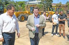 Foto de la galería: El Gobierno Provincial entregó maquinaria vial destinada a 10 Municipios en Posadas